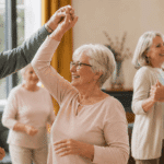 Des seniors dansent et échangent dans un espace commun chaleureux d'une résidence seniors, illustrant une ambiance conviviale, active et bienveillante.