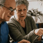 Un couple senior fait une simulation en ligne pour un rachat de crédit
